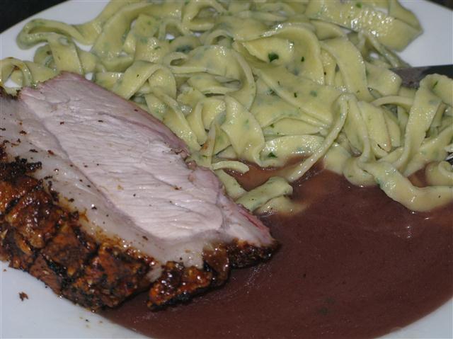 Knuspriger Schweinebraten mit Basilikum-Tagliatelle und Rotweinsauce ...